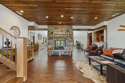 Image de Mountain Lodge on working dude ranch.