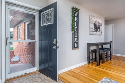 Image de A Modern & Bright Family Home W/ Backyard, 3 Br