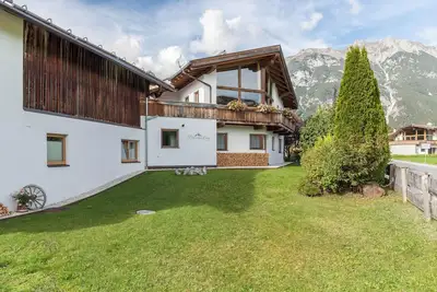 Image de Maison de vacances 'Panorama Lodge Leutasch' avec vue sur les montagnes, terrasse et sauna
