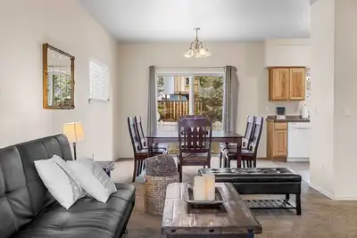 Image de 2 Mi to Downtown: Bend Getaway w/ Patio!