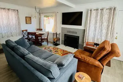 Image de The Critters Cabin. mountain living. modern comfort.