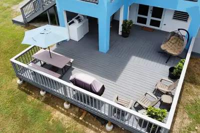 Image de Newly updated Deluxe King Bed and memory foam mattress! !