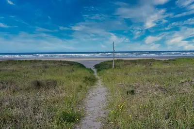 Image de Clean Beach Cottage + Beach Path!