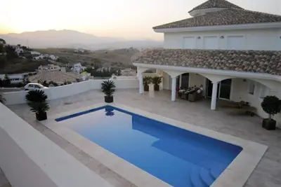 Image de Villa luxueuse au soleil avec vue sur mer et montagnes, piscine, Pas de moins de 40 ans