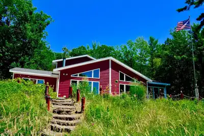 Image de Menominee Riverfront Private Wooded 4-Season Cottage Retreat