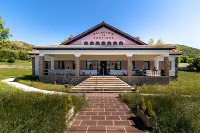 Image de Le spa Fontibre est entouré d'un domaine privé de5000m² avec jacuzzi et terrasse