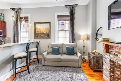 Image de Charming Studio with Parking One Block From The River by Lucky Savannah