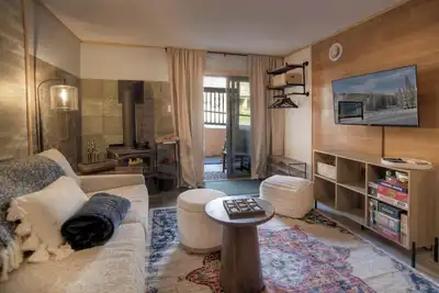 Image de Cozy Bear Den (#109) | Close to Lifts, Fireplace, Patio, No Stairs, Hot Tub