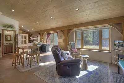 Image de Pine Meadow Cabin | Straw Bale, Solar Power, Starlink - Pets Ok