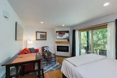 Image de Chic Peak (#104) | Pool/Fitness Access - Fireplace, Deck, Ground Floor