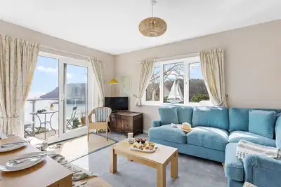 Image de 2 Hazeldene - 2 bed apartment (Sleeps 4) with sea views and parking