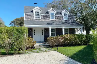 Image de Quintessential Nantucket Home Nestled Between Bike Paths