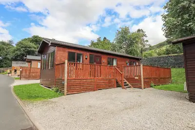 Robin View Lodge, pet friendly, with hot tub in Windermere