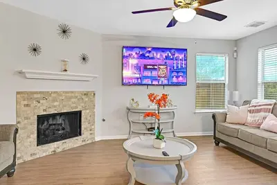 Image de Absolutely Charming Vacation Home!