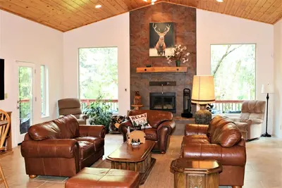 Image de Private 6 Bedroom 5, 000 Sq. Ft. Executive Home, Sleeps 20, Pets Ok