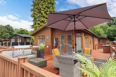 Black Dog Lodge, pet friendly, with hot tub in Windermere