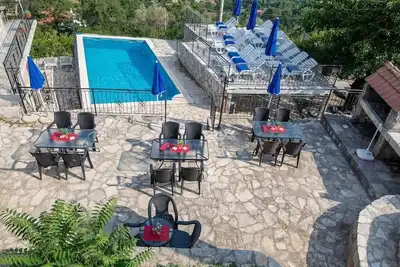 Image de Ideal for groups of family and friends, 5 Apartments, sleeps 21, Private Pool