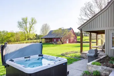Image de Private secluded home on 40 acres 3 miles from downtown Stillwater with hot tub