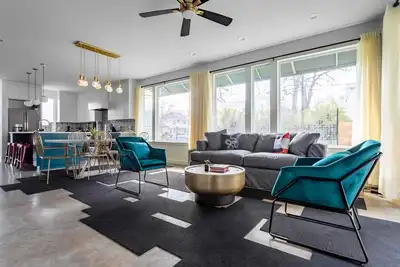 Image de Picture-Perfect Two-Home Corner Retreat w Fire Pit