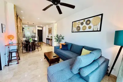 Image de Stylish Central 2br/2ba Rooftop Pool & Sea Views. 5 min walk to beach & 5th Ave!