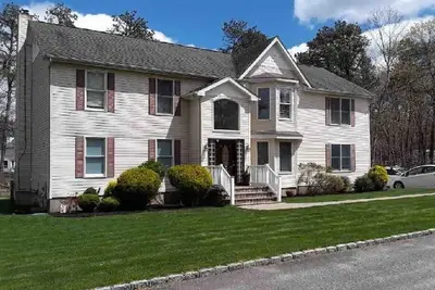 Image de Located near everything restaurants beaches parks gate way to hamptons