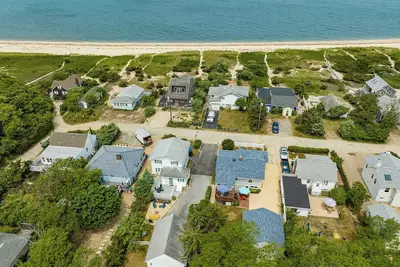 Image de Peconic Sound Beach Home Backyard & Vineyards