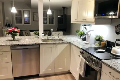 Image de 2-Bedroom Apartment in Historic Capitol Hill House