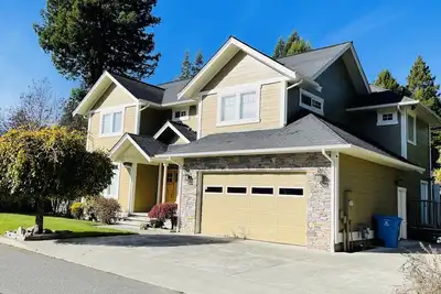 Image de Luxury 4 Bedroom Home with Fireplace & Jacuzzi