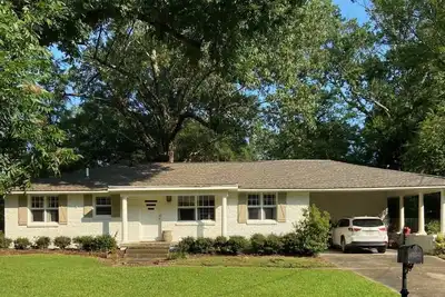 Image de Updated home close to campus and downtown