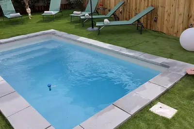 Image de Maison paisible, 3 chambres climatisées à l'etage, piscine privée jardin clos