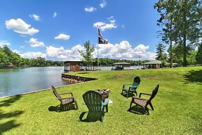 Image de 'Irish Rover' Lake Home w/ Yard Bar & Dock!