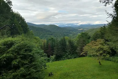 Image de Comfortable cabin with huge decks and lawn to enjoy the breathtaking scenery