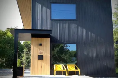 Image de Unwind in the sizeable comforts of this small modern space.