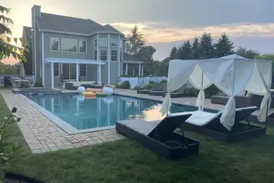 Image de Gracious 6 Bedroom home with a backyard paradise minutes from Main Street