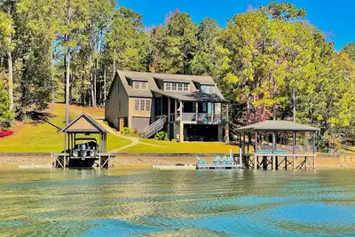 Image de Spacious Lakeside Family Home!