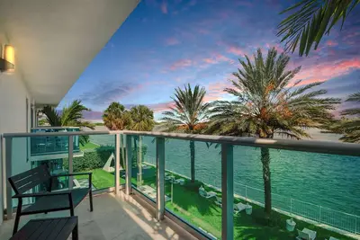 Image de 2 Bedroom-2 Bathroom with Canal Front Balcony Steps Away from Bal Harbour Beach