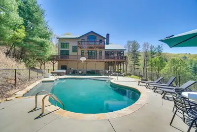 Image de Expansive Home on 16 Acres w/ Smoky Mountain Views