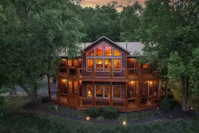 Image de River Birch Hideaway | Mt Views, Ht, Game/Theatre Rm, Fishing Pond, Mins to Pf!