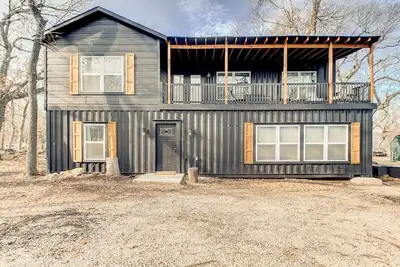 Image de This is a unique home made out of shipping containers right near the lake.