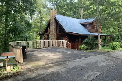 Image de ★winter getaway★ 5 miles to Pf & Gat ★ Wi-Fi★HotTub★