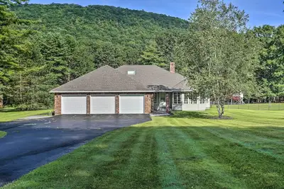 Image de Game Room, Yard + Hot Tub: Spacious Catskills Home