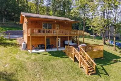 Image de Cozy Cabin w/ Arcade, Deck & Fire Pit