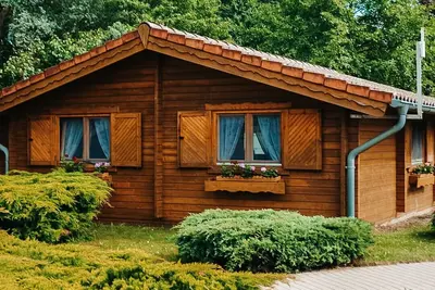 Image de Wooden house directly on the lake