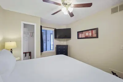 Image de 102-Edgewater Inn | Cozy Lakefront Inn | Pool, Hot Tub, Sauna | Full Kitchen