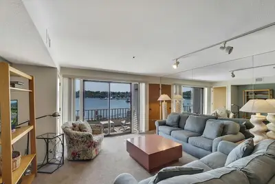 Image de Edgewater 111 | Waterfront Balcony & Downtown Views | Pool, Hot Tub, Sauna