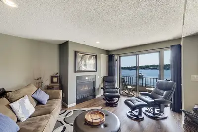 Image de 114 Edgewater Inn Downtown Charlevoix | Pool, Hot Tub, Sauna | Sleeps 4