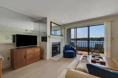 Image de 226 Edgewater Inn | Downtown Charlevoix Lakefront Stay | Pool, Hot Tub, Sauna