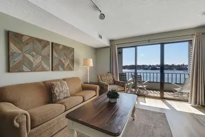 Image de 227 Edgewater Inn | Private Lakefront Balcony Stay | Pool, Hot Tub, Sauna