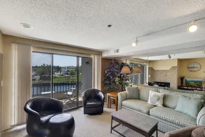 Image de Lake Charlevoix Getaway | Downtown Chx | Pool, Hot Tub, Sauna | Balcony