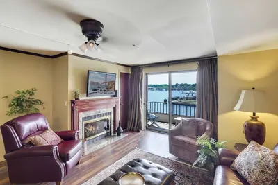 Image de On Gorgeous Lake Charlevoix | Downtown Charlevoix | Pool, Hot Tub, Sauna